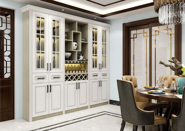 春季裝修的業主,雖然延誤了裝修進程,但也給我們充足的時間去審視和思考自己究竟想要什么樣的家。裝修的各項開銷就像無底洞,面對市面上各式各樣的裝修公司和材料,一不留神就容易花冤枉錢。所以,裝修前一定要考慮一些問題,這篇裝修問題匯總可以了解一下。 提前做好裝修預算 合理的預算主要包括硬裝費用,人工費、材料費、設計費等等。只有提前做好預算分配,明確哪些可以節省,哪些不能,這樣才會做到心里有數。 確定家庭裝修風格 對于第一次裝修的業主來說,面對新中式、歐式、現代簡約等眾多裝修風格,很容易眼花繚亂,看來看去,直到最后也不知道究竟選擇哪種裝修風格。 其實選擇裝修風格,適合是最重要的。建議大家,在確定裝修風格之前,最好在網上多看一些參考案例,了解各種不同裝修風格之間的區別,然后再挑選自己最喜歡的那種風格。 選擇合適的裝修方式 很多準備裝修的小伙伴常常搞不清清包、半包、全包這3種裝修方式都是什么意思,今天就給大家詳細介紹一下。 清包 清包是指從設計、選材、驗收全部由自己完成,施工隊或者裝修公司只負責實際施工而已,可以理解為,只負責施工,其他的什么都不管。 這種裝修方式最大特點就是省錢,自己采購所有的材料,完全把握裝修材料的質量和裝修費用,但是要耗費大量的精力,所以清包裝修方式比較適合具備有裝修經驗且時間寬裕的人群。 半包 半包則主要指的由裝修公司負責設計+輔材+施工,主材自己購買,雙方聯手裝修房子。這種裝修方式業主可以掌握主材的質量和品牌,同時由裝修公司負責設計和施工,輔料由裝修公司包辦。 不過這種裝修方式相對會比較消耗時間,因為業主經常需要抽出時間監督工地的施工進度,所以這種裝修方式適合對裝修材質和風格有個性化要求的人群。 全包 全包顧名思義,就是由裝修公司進行一條龍服務,業主只需要做甩手掌柜,最大的優點就是省時、省力、省心。有裝修合同在,責任清晰,如果后期出了問題也可直接找裝修公司售后人員,溝通相關處理事宜。 選擇全包的時候一定要注意選擇正規的裝修公司,千萬避免水貓或者熟人施工,這樣才能確保裝修效果能與效果圖一致。全包的裝修方式比較適合預算充足、工作繁忙沒有時間盯工地的人群。 功能需求提前做好 房子是用來住的,所以在裝修前一定提前做好功能需求的規劃,考慮清楚入住的人員和每個人的不同需求。比如如果裝修一套新婚夫婦的婚房,就可以考慮二居室預留一間兒童房,三代同堂可以將二居室利用隔斷改造為三居室。 儲物空間規劃不可忘 儲物空間的規劃不是買幾個柜子或者在墻上打幾個洞就可以解決的,它需要根據不同的區域功能進行劃分。比如玄關的收納規劃,在這個空間除了收納鞋子之外,還需要考慮是否需要承擔更衣或置物的需求等問題。